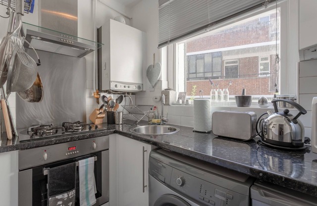 Charming 1 Bedroom Flat Near Battersea Park!