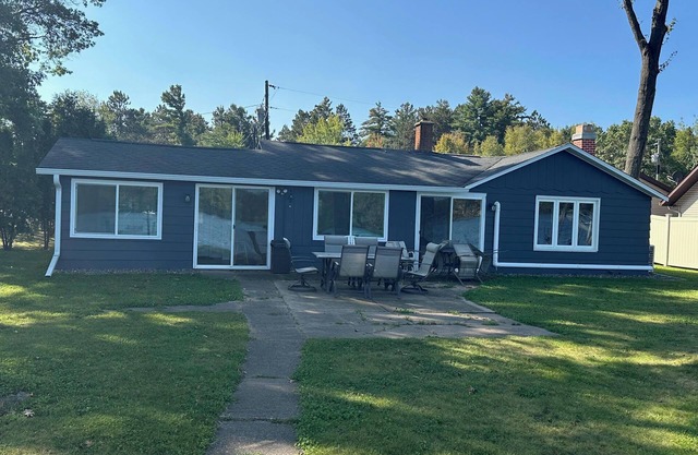 Charming 1-level, 2-Bedroom Lakeside Retreat on Lake Holcombe