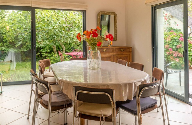 Charming 1930s Family Home, Modern Extension, Near Coves, Sleeps 10, WiFi, Private Garden
