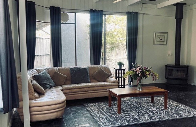 Charming 2-bedroom house in beautiful Seven Mile Beach with WiFi, AC