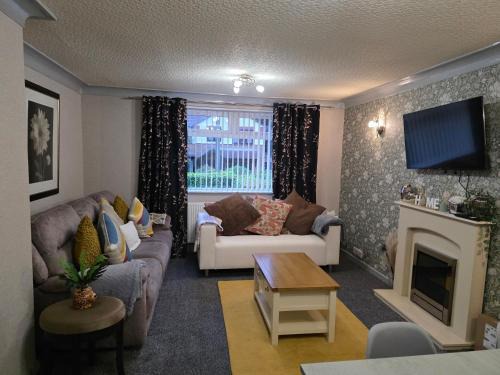 Charming 2 Bed Modern Guest House with Free Parking up to 3 cars