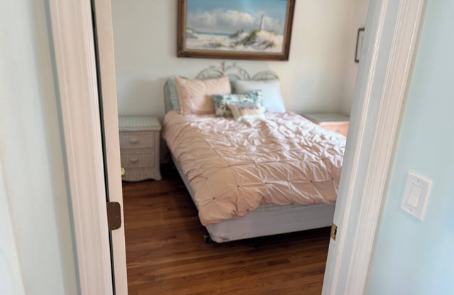 Charming 2-bedroom house on Pelican Island with WiFi and AC