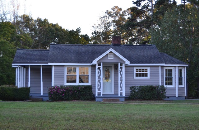 Charming 2-bedroom Cottage with AC and WiFi in Pilot Mountain
