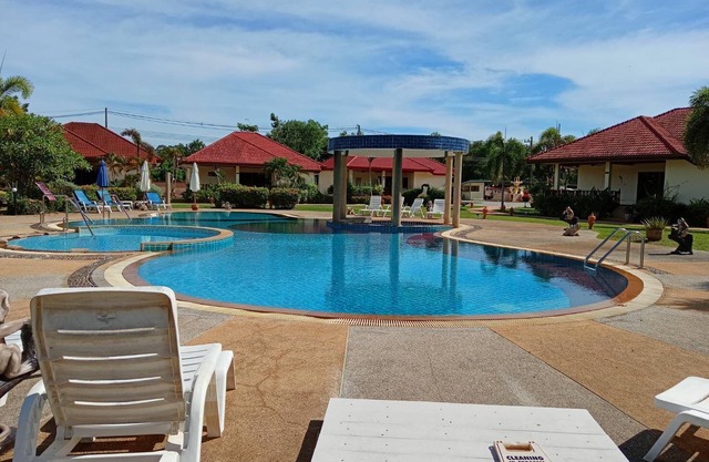 Charming 2-bedroom villa in lovely Tambon Klaeng with WiFi, AC. Near the beach.