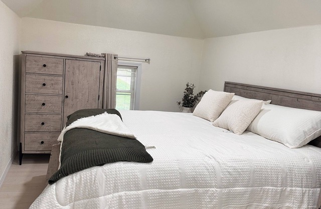 Charming 2-bedroom apartment with WiFi, AC in wonderful Marshall.