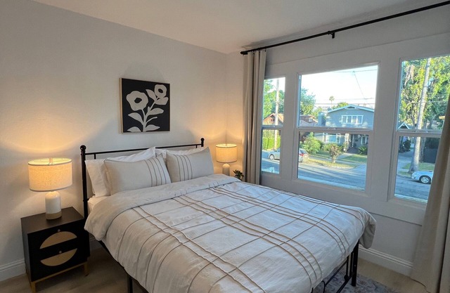 Charming 2-bedroom apartment with WiFi and AC in wonderful Pasadena