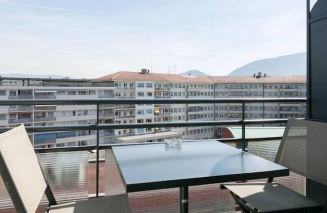 Charming 2-bedroom apartment in enchanting Genève with balcony