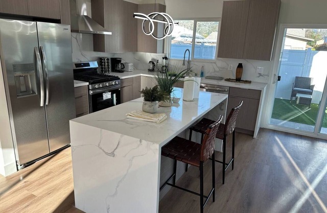 Charming 2-bedroom apartment with WiFi, AC in beautiful Burbank