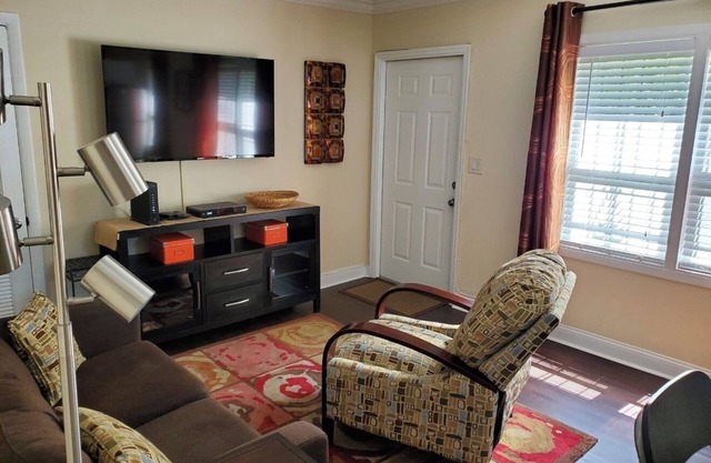 Charming 2-bedroom apartment with WiFi, AC in beautiful Miami