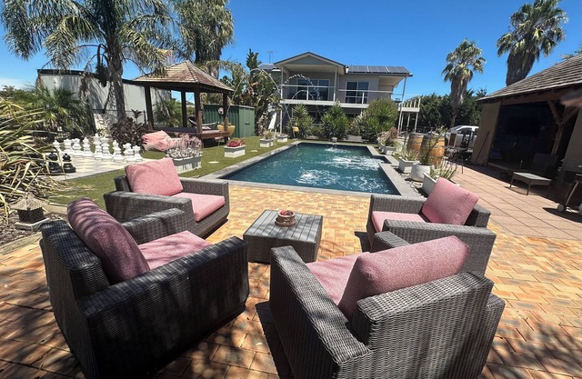 Charming 2-bedroom house with pool, massage chair & more in McLaren Vale