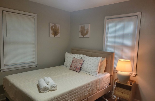 Charming 2-bedroom bungalow in lovely Greensboro 4min walk to Collisuem
