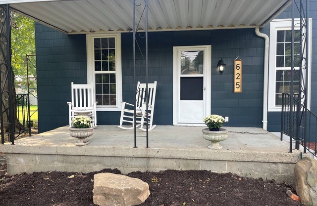 Charming 2-bedroom bungalow plus full size bed, and outdoor space.