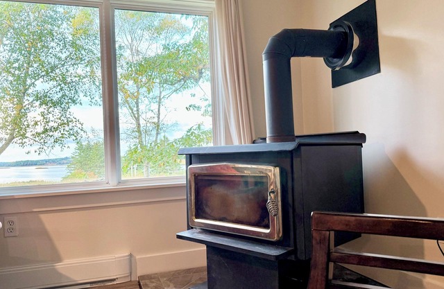 Charming 2-bedroom cottage with barrel sauna and river view