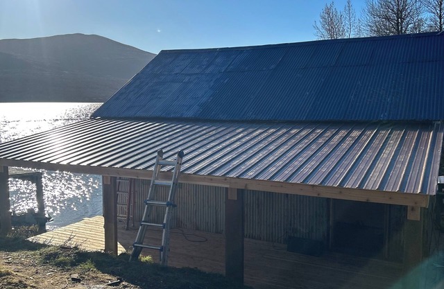 Charming 2-bedroom cabin in Larsen Bay with WiFi