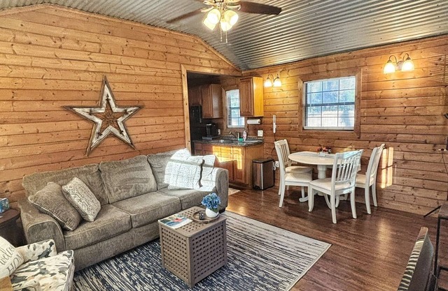 Charming 2-bedroom cabin in historic Montgomery with WiFi, AC