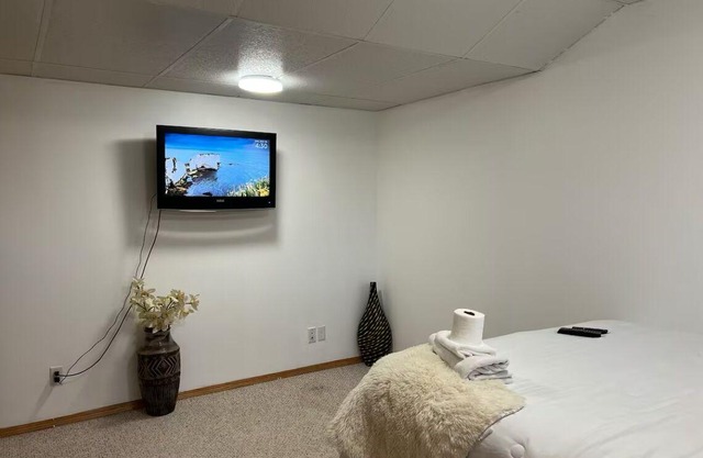 Charming 2- bedroom basement house with WiFi, AC in wonderful Medicine Hat