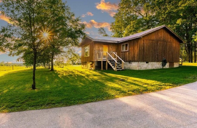 Charming 2-bedroom cabin style home in Hico, with bonus room