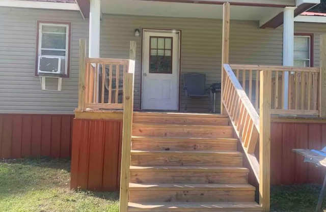 Charming 2-bedroom cottage in Matewan with WiFi and AC