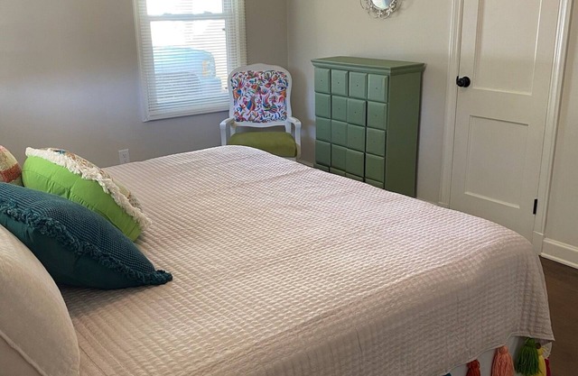 Charming 2-bedroom house with WiFi and AC in brilliant Montgomery