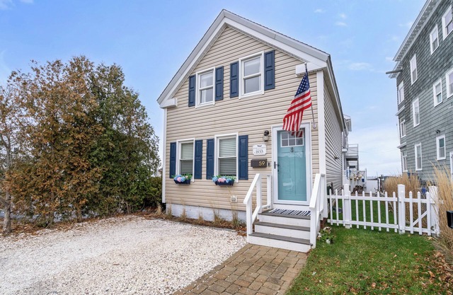 Charming 2-bedroom house in welcoming Swampscott with private beach