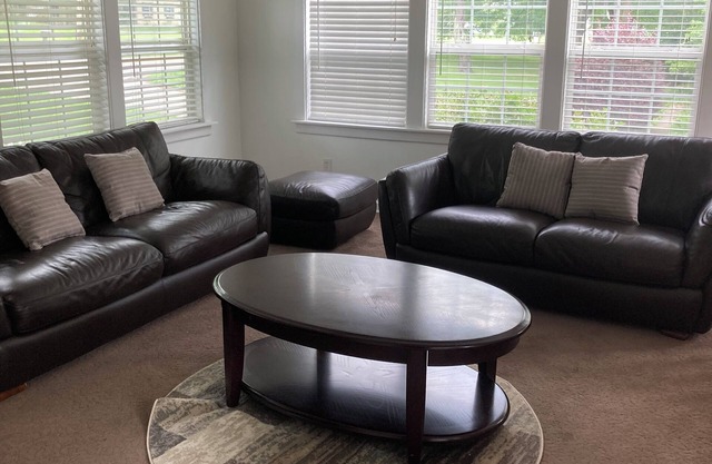 Charming 2-bedroom house, 1st floor, with AC, WiFi in Canfield with EV plug in.
