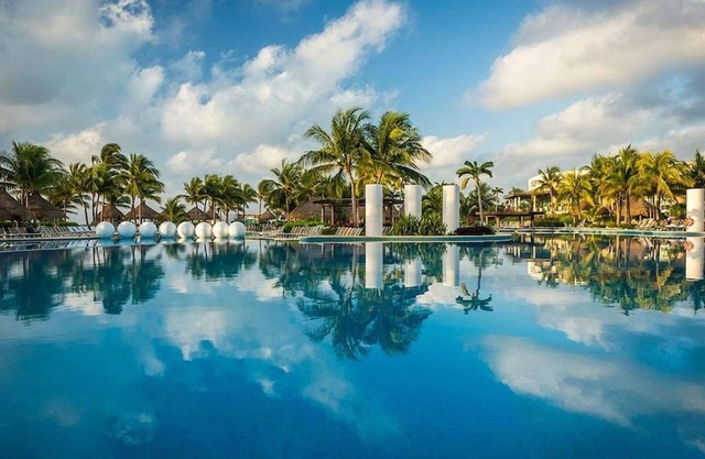 Charming 2-bedroom The Bliss resort with golf, pools, beach, in Riviera Maya