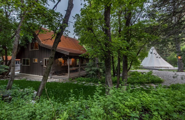 CHARMING 2 BEDROOM SUNDANCE COTTAGE, HOT TUB, WOOD BURNING FIREPLACE