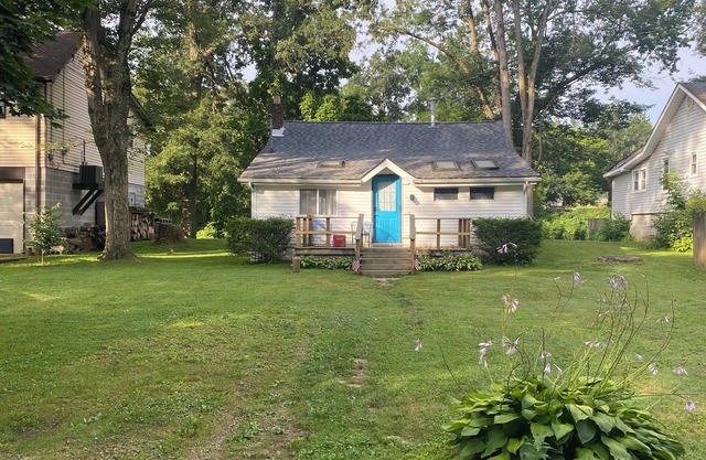 Charming 2-bedroom bungalow with AC, WiFi,washer and dryer, ON THE CREEK.