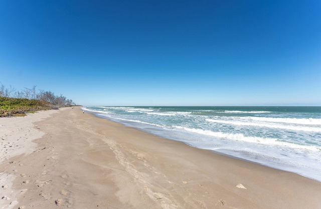 Charming 2-bedroom, 2-bath beach house with private beach access, dog friendly.