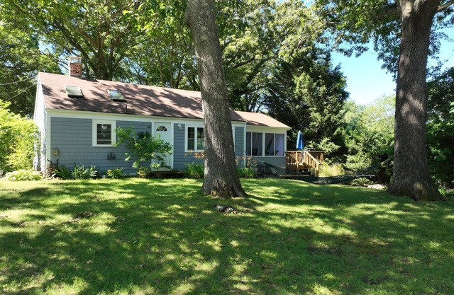 "Charming 2-Bedroom Home in Narragansett with Private Beach Access and WiFi"