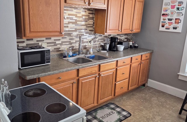 Charming 2-bedroom duplex in brilliant Springfield with AC