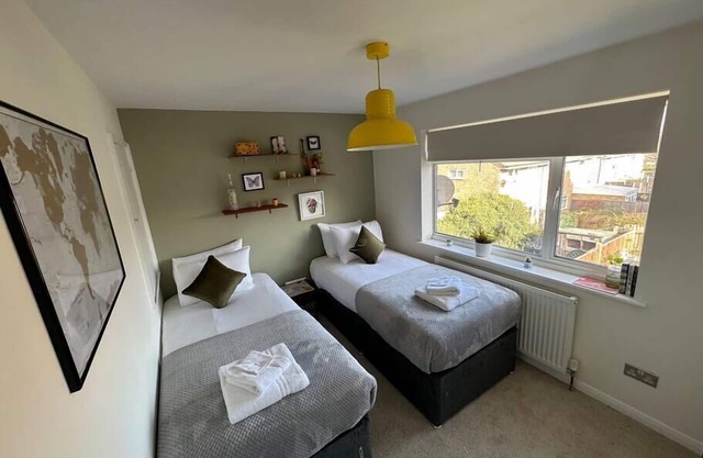 Charming 2-BR House offering WIFI, Parking and a Garden | On Site Stays Welling