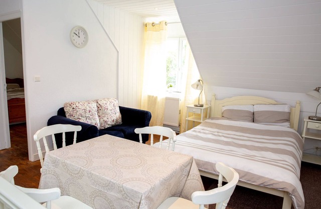 Charming 2-bedroom B&B in peaceful Bon Repos sur Blavet with WiFi