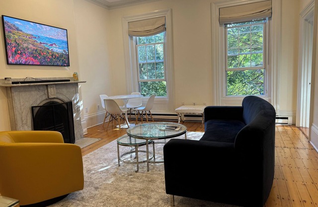 Charming 2bed/2bath condo on one of Boston's most desirable streets-Pet friendly