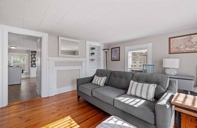 Charming 2nd Flr Large 1 Bed - Short to Midterm Rental