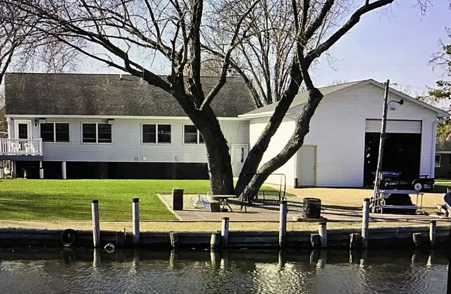 Charming 3+ bdrm 3 bath house in Oshkosh on Sawyer Creek & Fox River near EAA