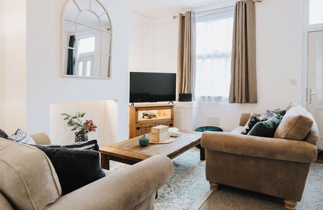 Charming 3 Bed Home | Central | Netflix | Games | Garden