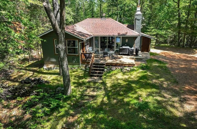 Charming 3-bedroom cottage in fabulous Lake Tomahawk with WiFi, AC