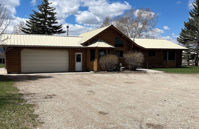 Charming 3-bedroom cabin in Victor only 25 miles from Jackson Hole, pet friendly