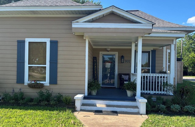Charming 3-bedroom cottage with relaxing outdoor space in downtown Denison.
