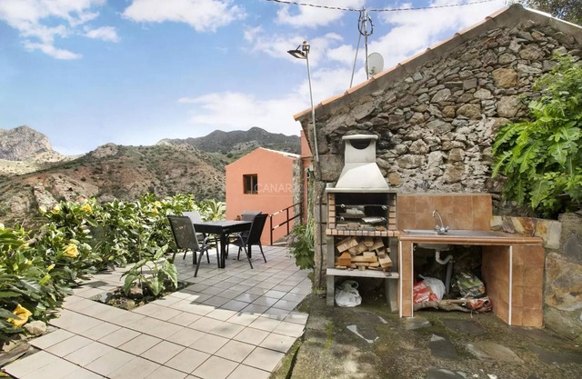 Charming 3-Bedroom Stone House with Scenic Views in Vallehermoso, La G