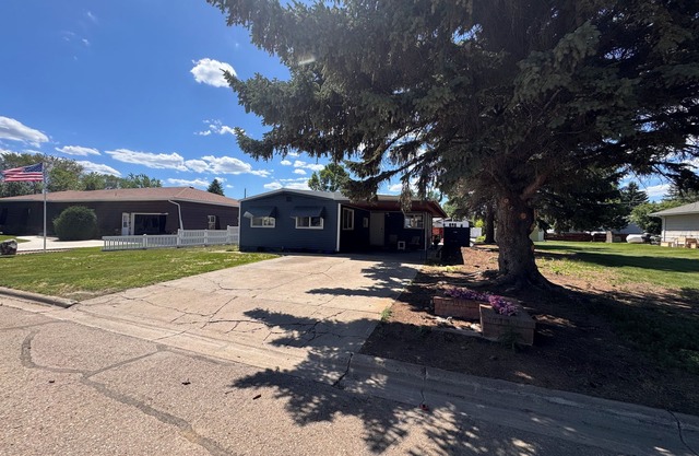 Charming 3-bedroom house in Plentywood with game room and patio with BBQ.