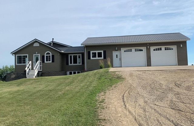 Charming 3-bedroom home with AC, WiFi in Britton. Quiet, trees, and sunsets!