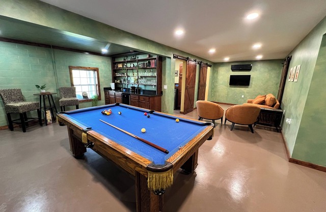 Charming 3 bedroom home with elegant speakeasy vibe. Fire pit. Billiards table.