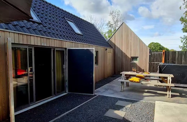 Charming 3 bedroom house with fireplace, jacuzzi and sauna "Wellness op'e Klaai"