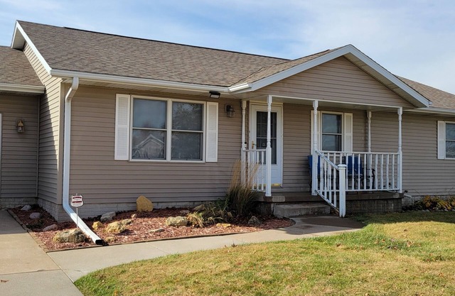 Charming 3-bedroom house with WiFi and AC. Centrally-located in Clinton