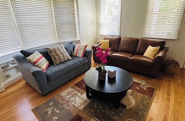 Charming 3-bedroom house with WiFi, AC in welcoming Towson