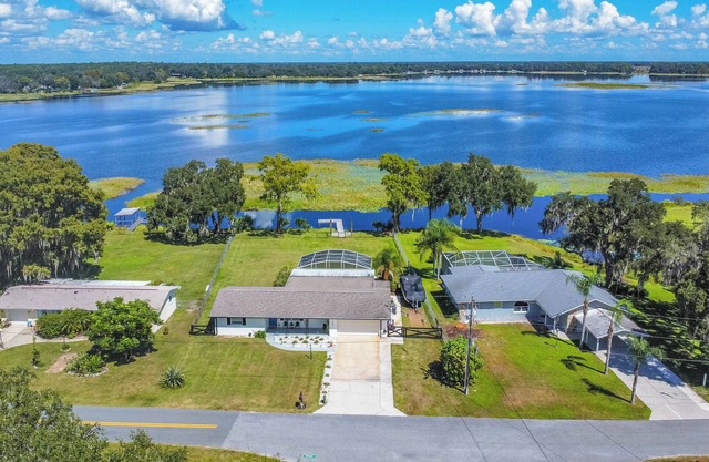 Charming 3-bedroom LAKEFRONT home on Hernando Lake