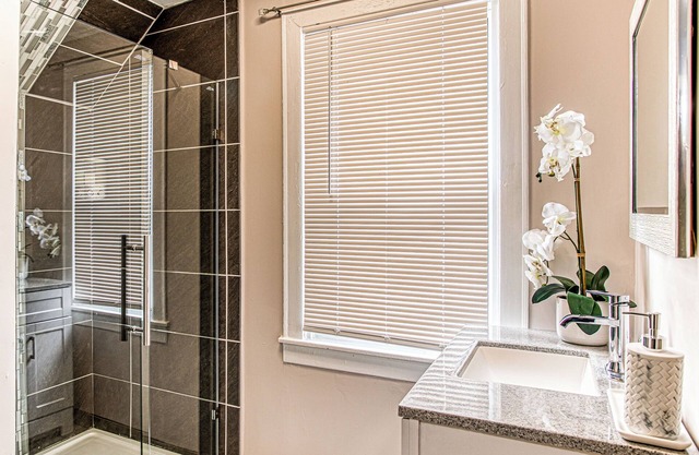 Charming 3-Bedroom Retreat, Off Street Parking, and WiFI