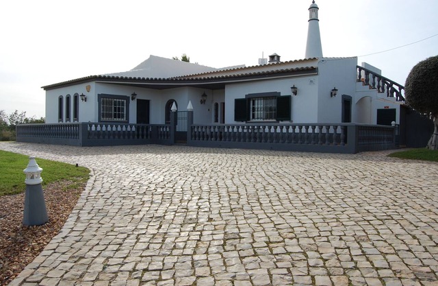 Charming 3-bedroom villa with WiFi and central heating in beautiful Santa Bárbar